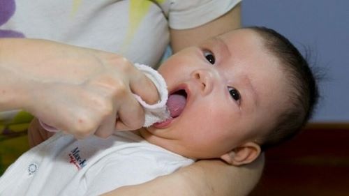 Rơ lưỡi giúp giảm nguy cơ mắc các bệnh răng miệng cho trẻ sơ sinh