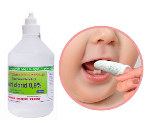 Sử dụng nước muối sinh lý để rơ lưỡi cho trẻ