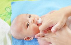 Cách làm sạch lưỡi cho trẻ sơ sinh hiệu quả tại nhà và lưu ý