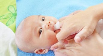 Cách làm sạch lưỡi cho trẻ sơ sinh hiệu quả tại nhà và lưu ý